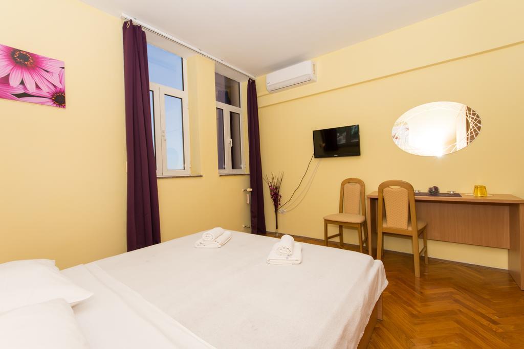 Guest House Mamut Каштела Экстерьер фото