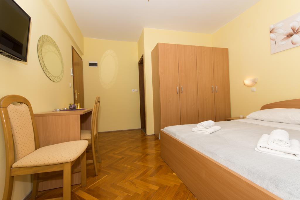 Guest House Mamut Каштела Экстерьер фото
